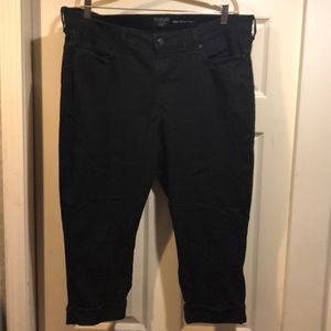Signature by Levi black Capri size 20W
